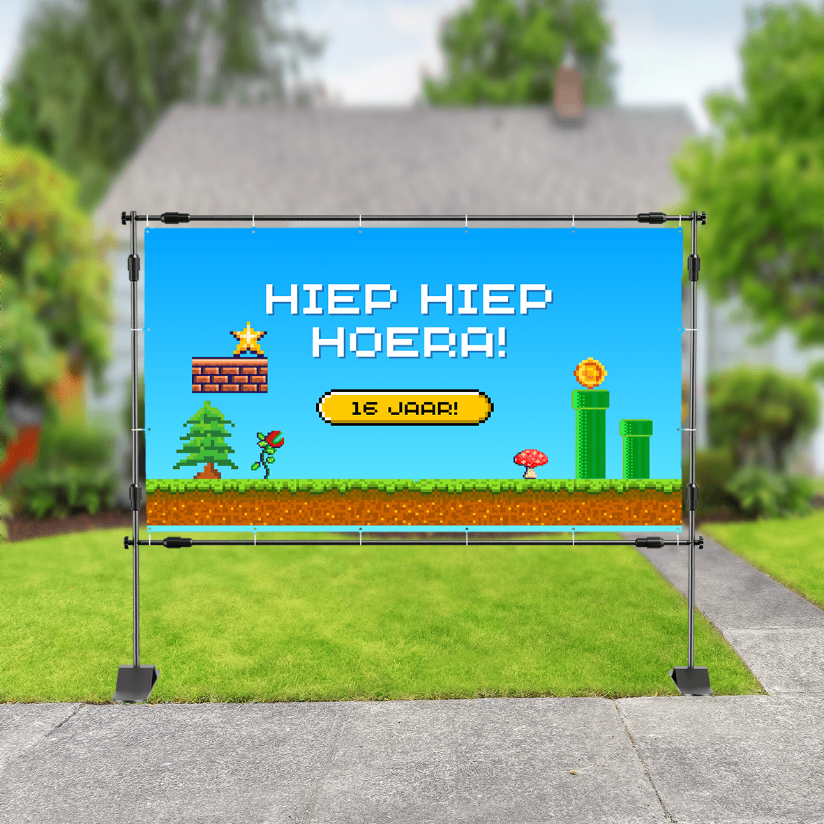 Vrolijk spandoek in pixelstijl met blauwe lucht, groene platformen en de tekst 'HIEP HIEP HOERA! 16 JAAR!' in een geel game-button ontwerp