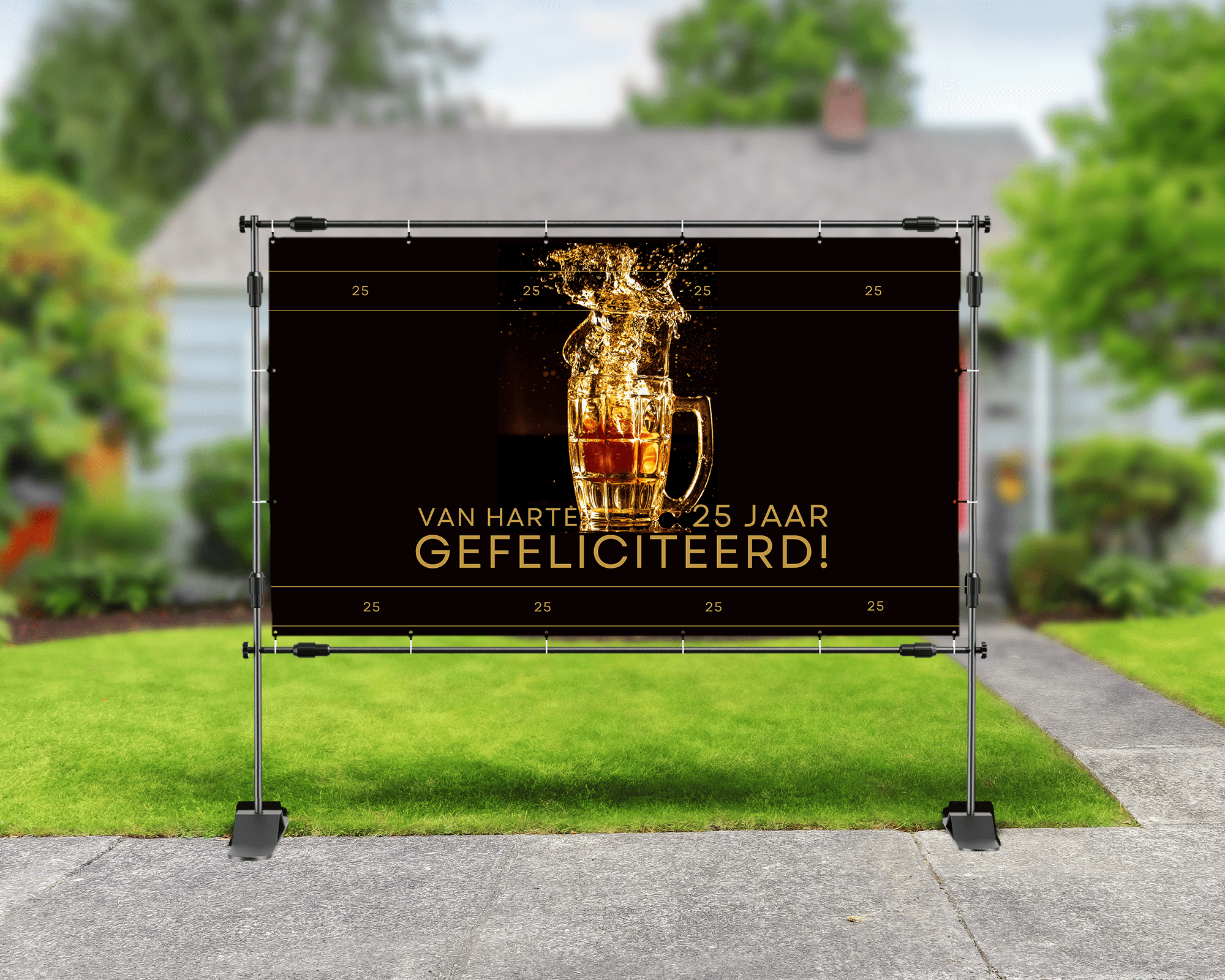 Verjaardagsspandoek met tekst ‘25 jaar’, foto van jarige en afbeelding van opspattend bierglas op zwarte achtergrond