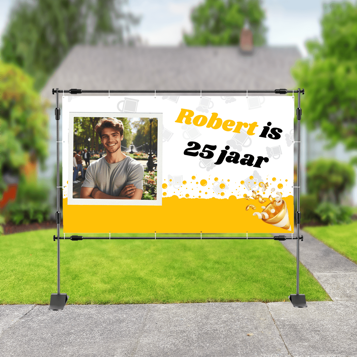 Spandoek voor 25e verjaardag met tekst ‘Robert is 25 jaar’, vrolijke gele accenten, feestelijke illustraties en foto van de jarige