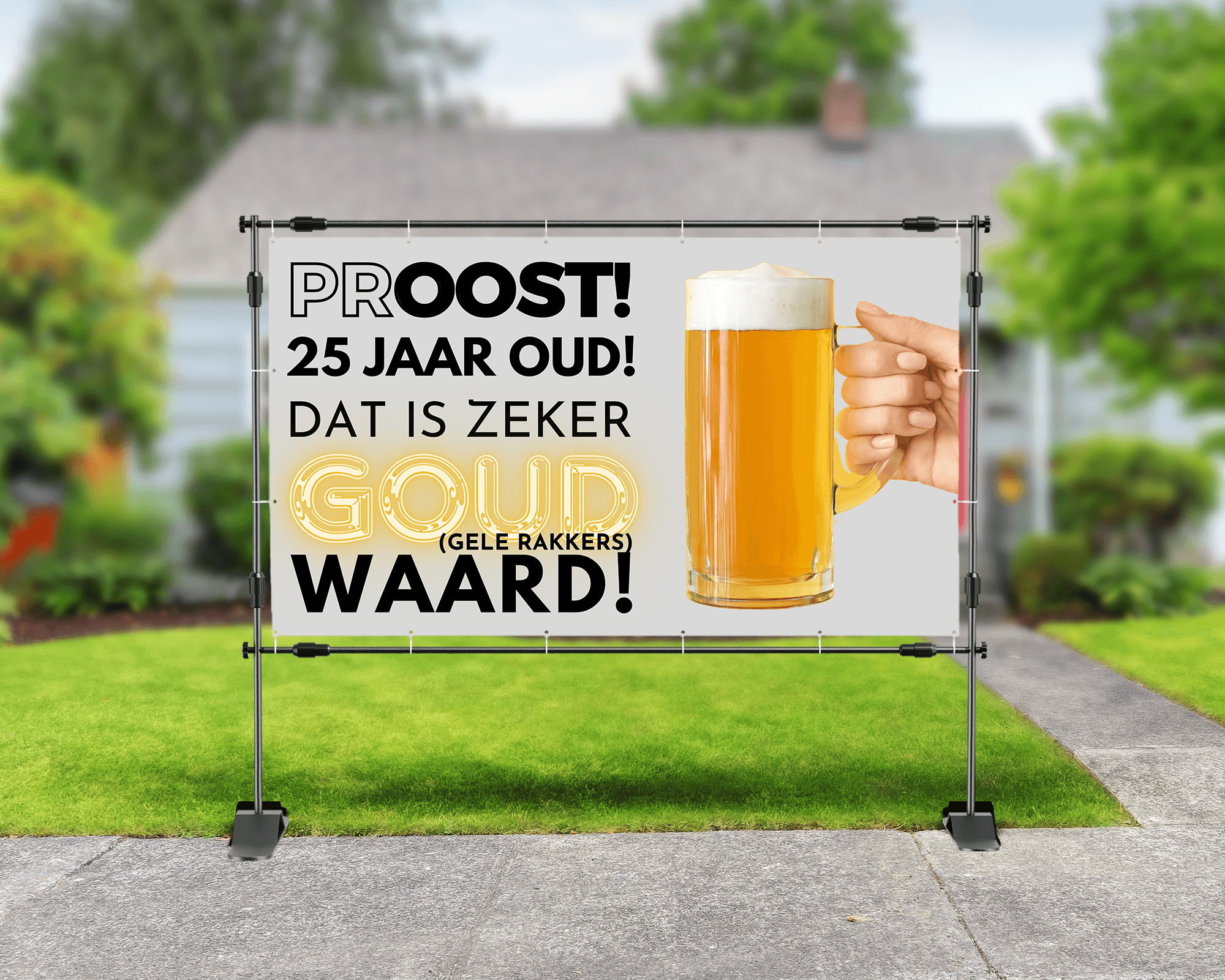 Verjaardagsspandoek met tekst ‘Proost 25! Dat is zeker goud waard (gele rakkers)’, met afbeelding van hand die bierglas vasthoudt