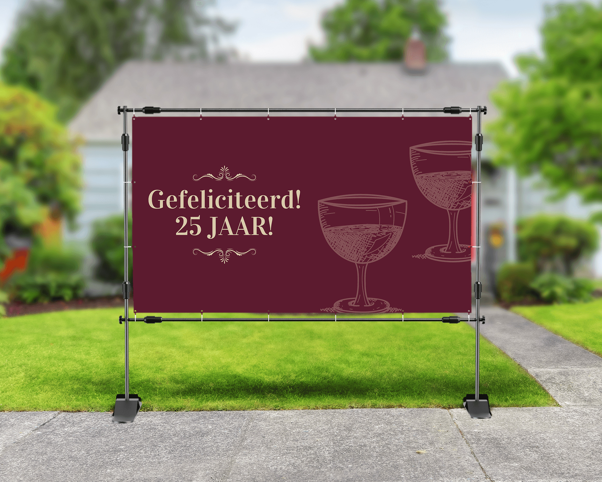 Spandoek voor 25e verjaardag met tekst ‘25 jaar!’, illustraties van wijnglazen op een stijlvolle bordeauxrode achtergrond