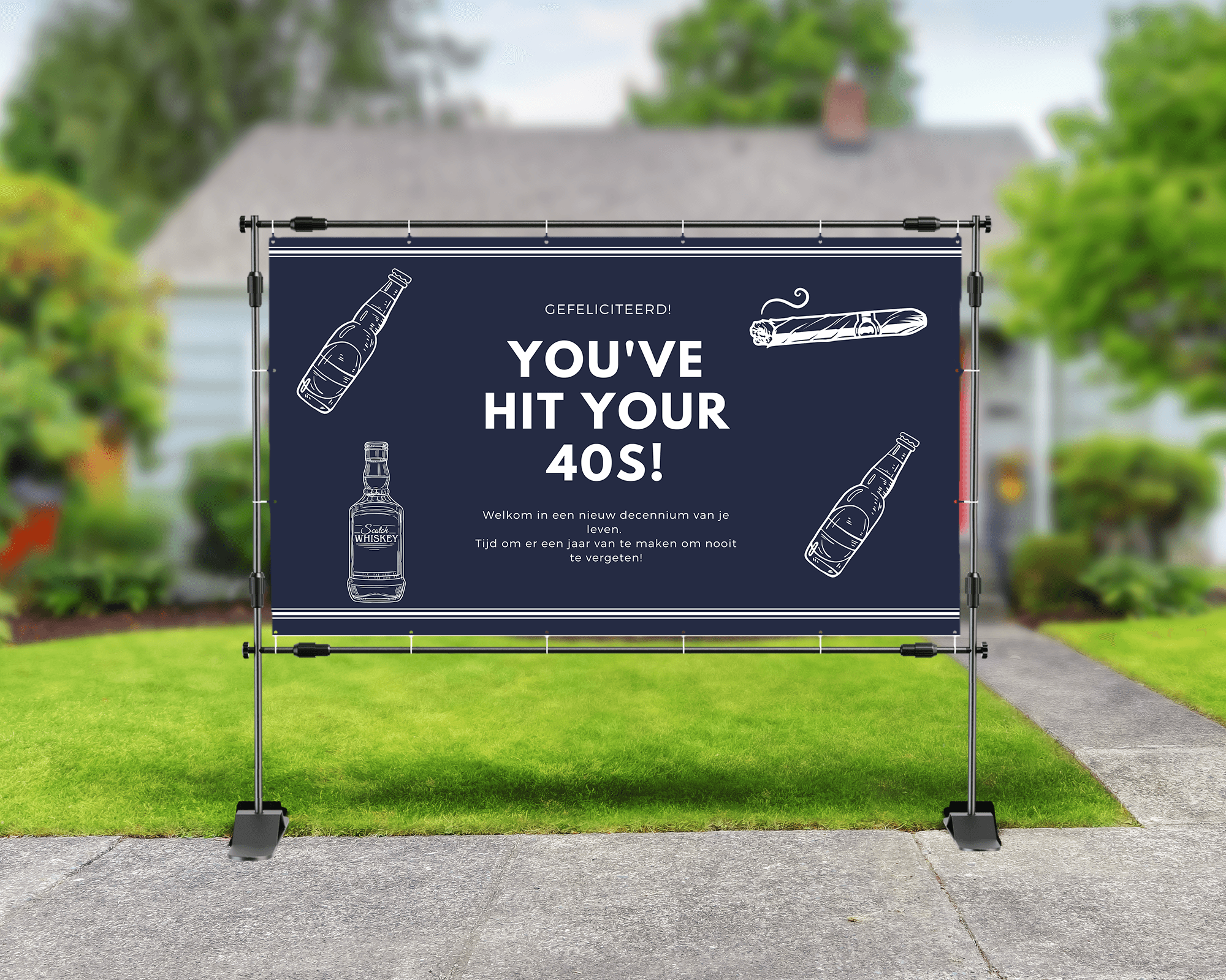 Verjaardagsspandoek met zwart-witfoto van proostende man, illustraties van whiskyfles, sigaar en bierfles en tekst 'You've hit your 40s!' in stijlvolle, mannelijke sfeer