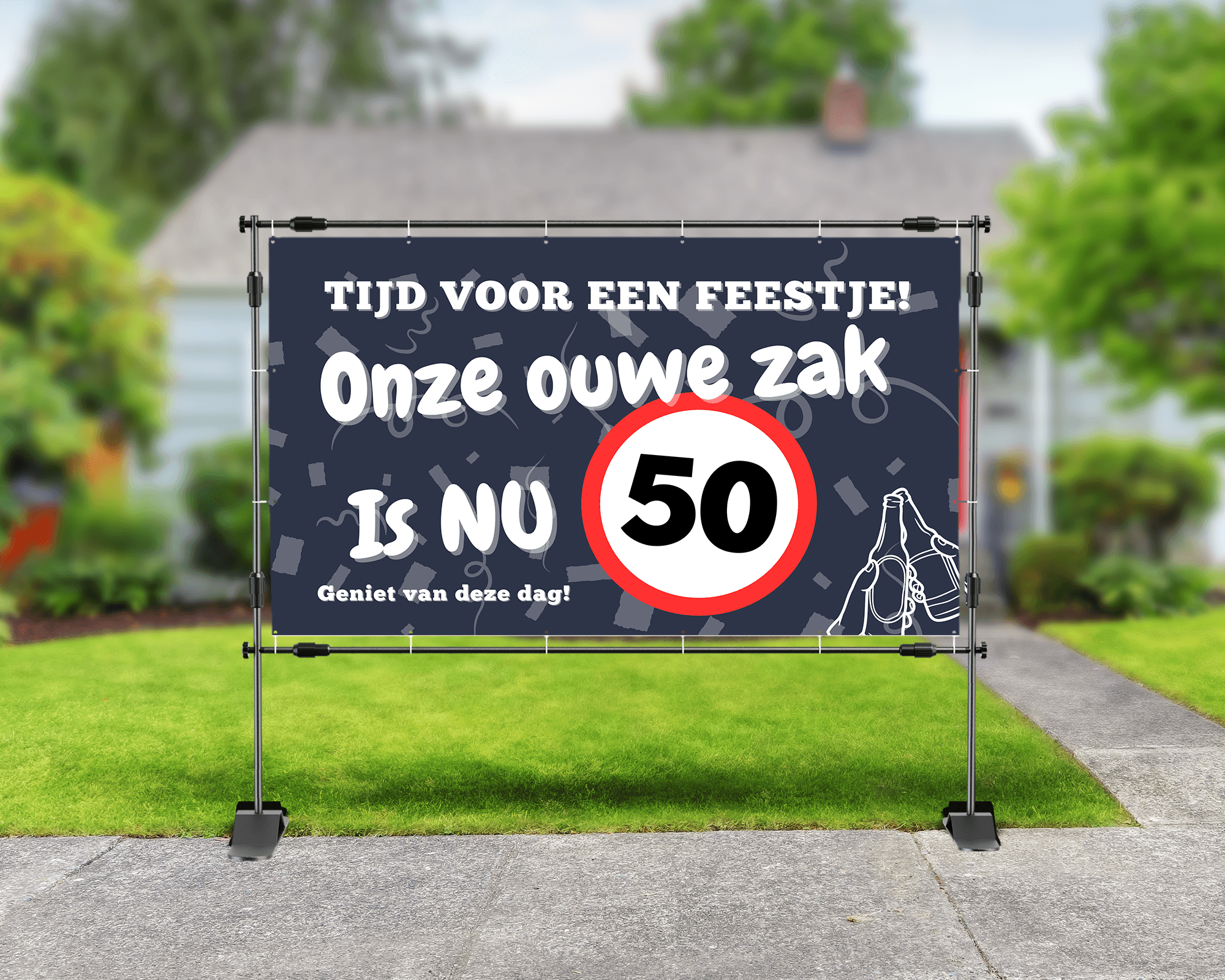 Spandoek voor 50e verjaardag met tekst ‘Deze ouwe zak is nu 50’, foto van de jarige, feestconfetti en getekende champagneflessen