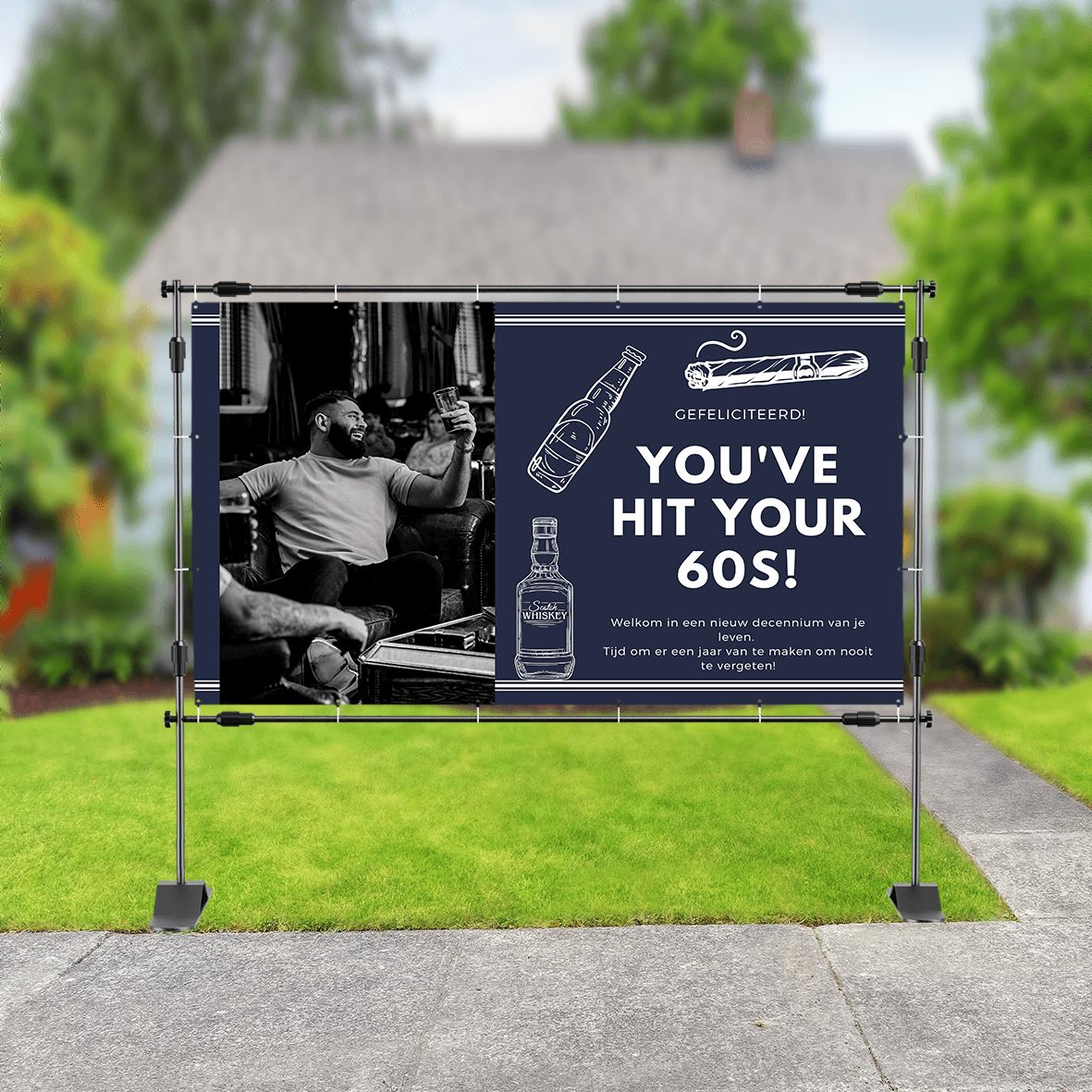 Verjaardagsspandoek met zwart-witfoto van man met drankje, illustraties van whiskyfles, sigaar en bierfles, en tekst 'You've hit your 60s!' in stijlvolle, mannelijke uitstraling.