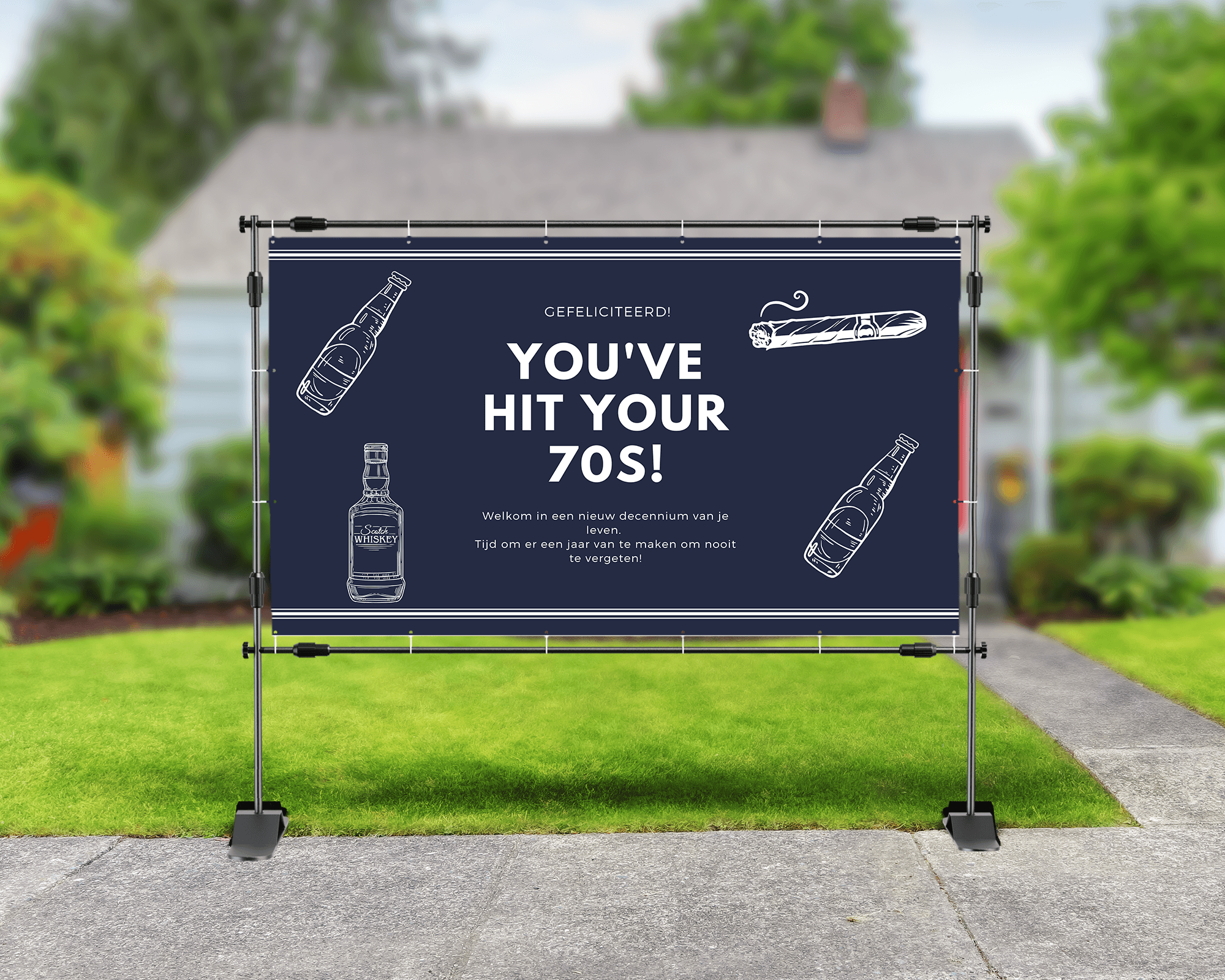 Verjaardagsspandoek met zwart-witfoto van proostende man, illustraties van whiskyfles, bierfles en sigaar, en de tekst 'You've hit your 70s!' in stijlvolle, volwassen sfeer