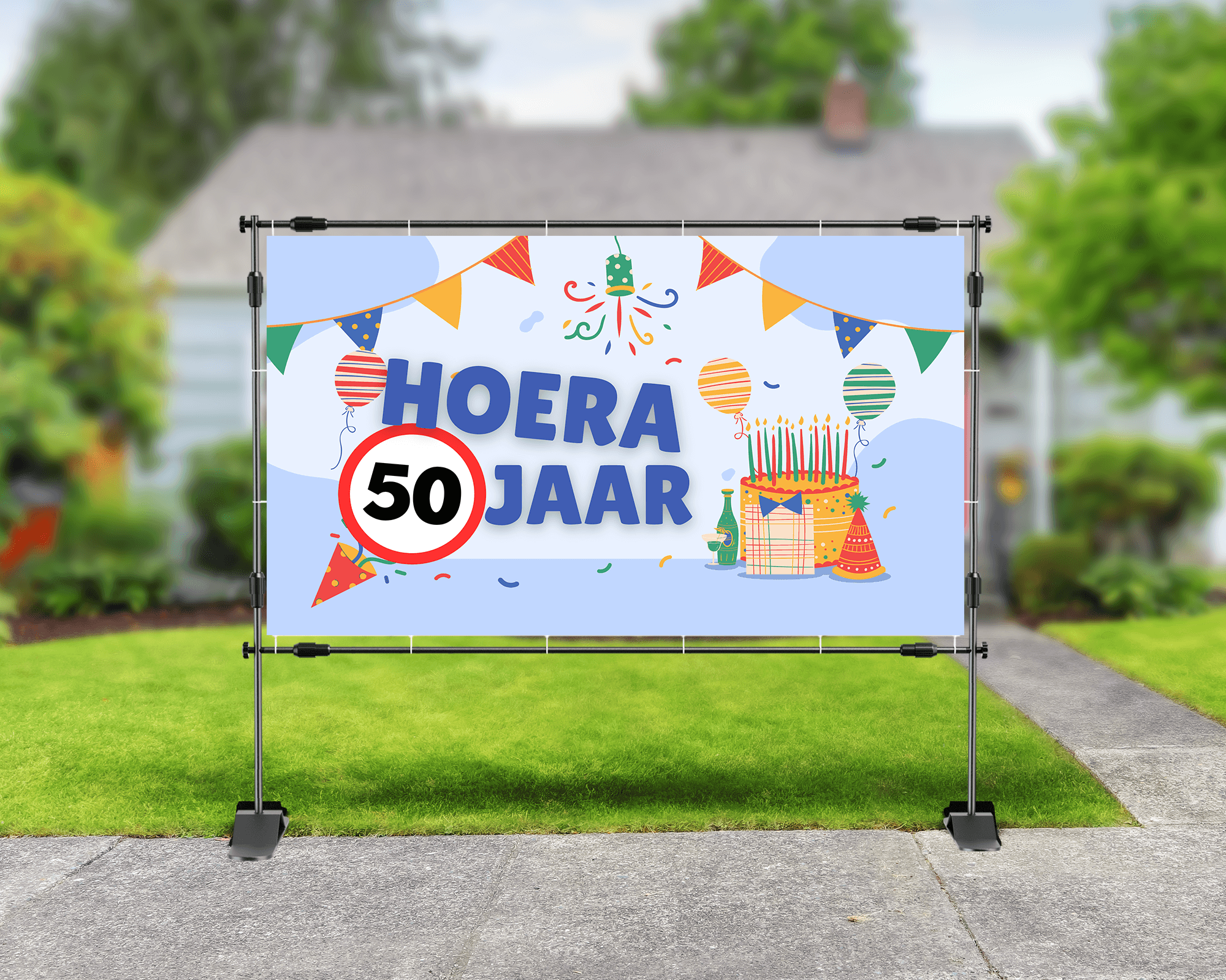 Vrolijk blauw spandoek met gele '50'-cijfers, cartoonfiguren met bierfles en -glazen en een foto van een lachende man in het midden. Tekst: 'HIEP HIEP HOERA SJORS IS 50 JAAR!