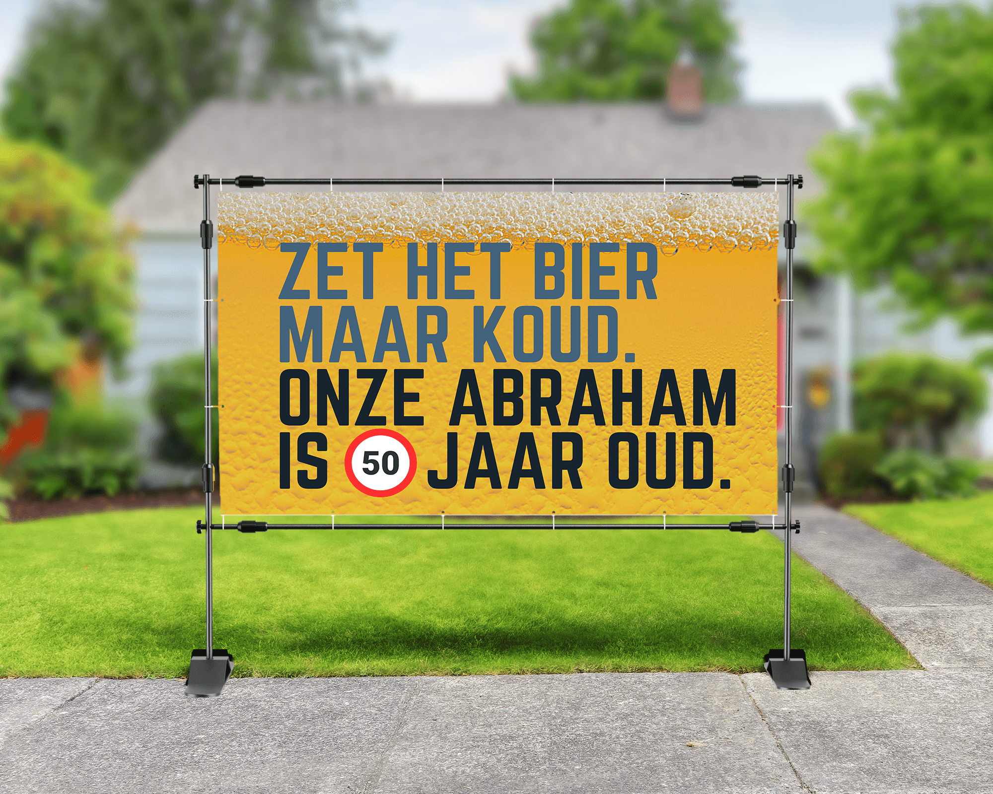 Zwart-goud spandoek met stijlvolle lijnen en een foto van een man rechts in een gouden frame. Linksboven staan getekende bierpullen, en de tekst luidt: 'PETER IS 50 JAAR! Gefeliciteerd namens de hele familie'.