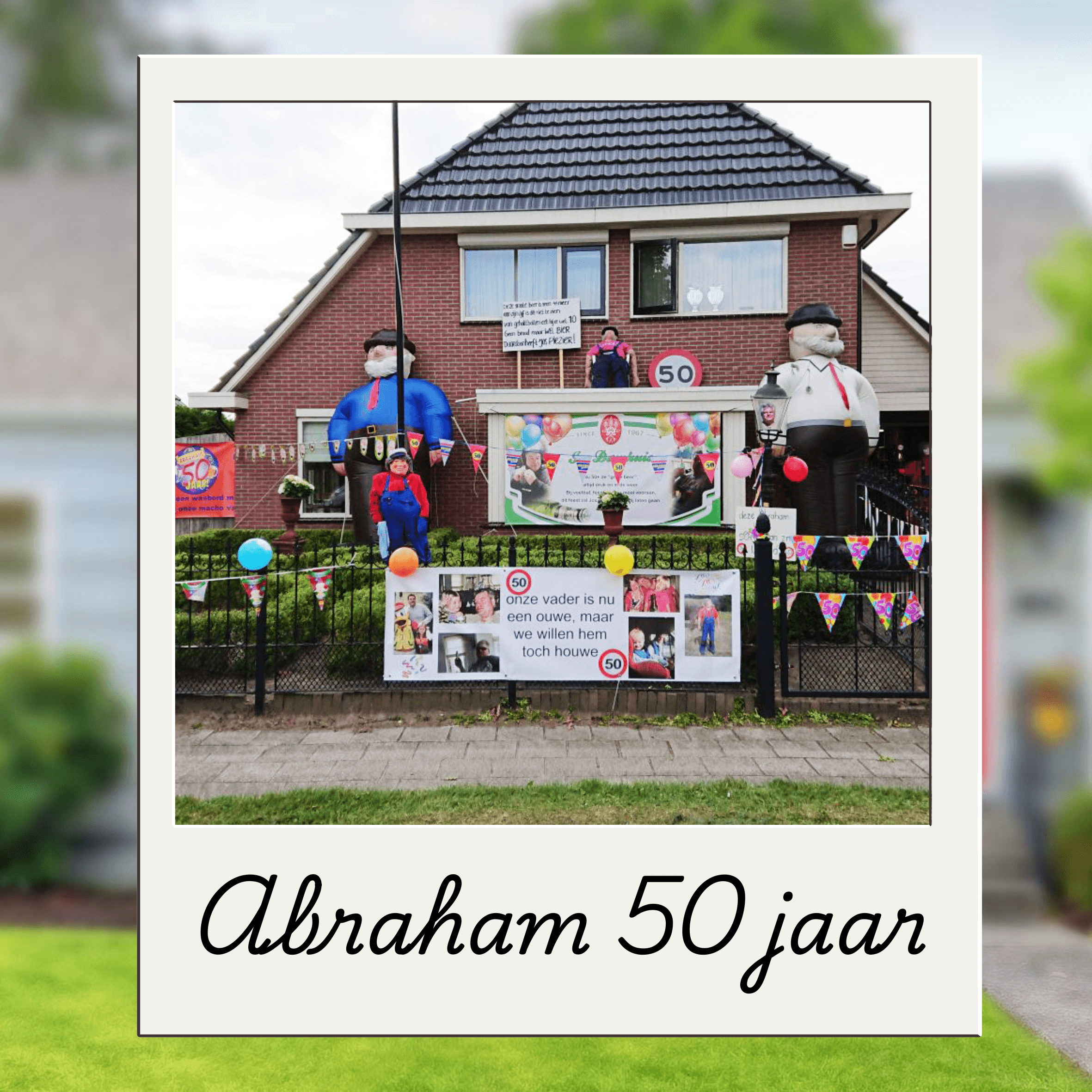 Afbeelding van een Abraham met meerdere spandoeken voor zijn huis