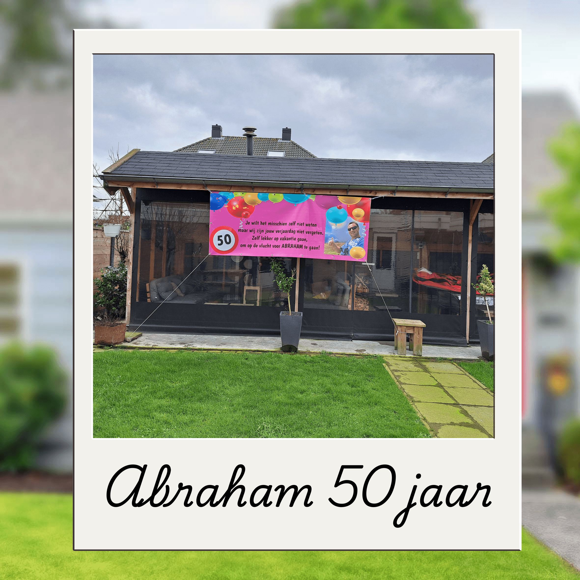 Afbeelding van een roze spandoek voor een Abraham die hangt in de tuin