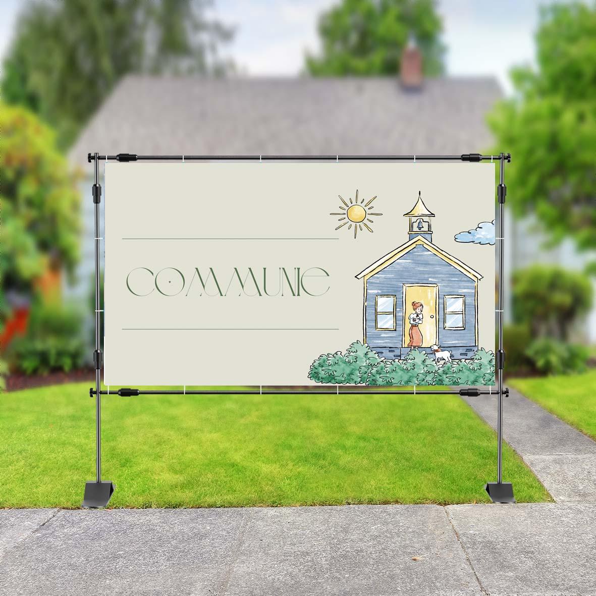 Spandoek met zachte beige achtergrond, sierlijk groen woord 'Communie' en een getekend kerkje met kind en hondje bij de deur, onder een zonnetje en wolk. Stijlvol en lieflijk ontwerp.