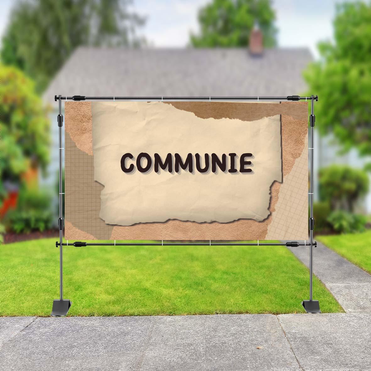 Spandoek met een achtergrond van gescheurd papier en rasterpatronen in beige- en bruintinten. In het midden staat groot en stoer het woord 'COMMUNIE' in donkere, speelse letters