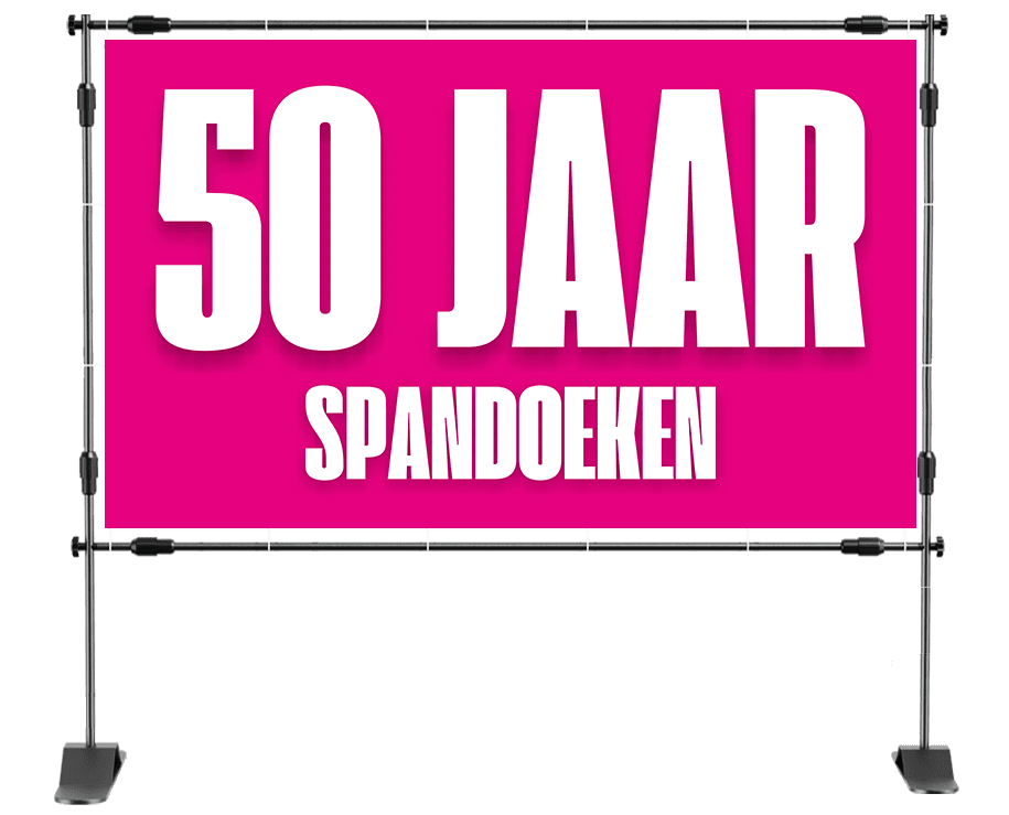 Spandoek 50 jaar met kleurrijke ballonnen, tekst 'Hoera! 50 jaar!', verkeersbord en feestdecoratie op achtergrond