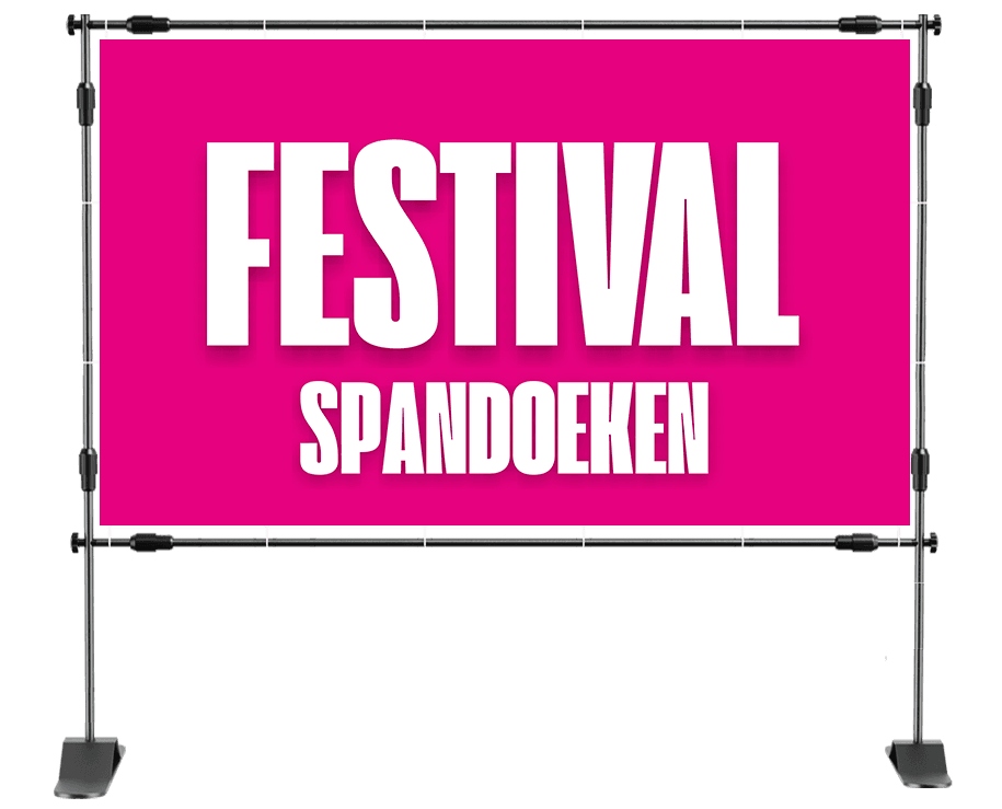 Spandoek festival met de tekst 'ENTREE', bevestigd aan een groot aluminium trussframe bij een ingang op een grasveld met feesttent op de achtergrond.