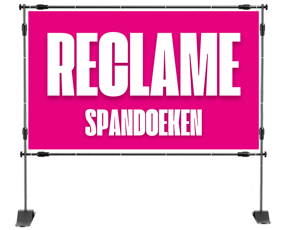 **Spandoek reclame met de tekst "Schoenen outlet" en een grote stapel kleurrijke damesschoenen op een witte achtergrond, bevestigd aan een gevelmuur boven een groene haag.**    Laat het weten als je ook een kortere variant of SEO-versie nodig hebt.