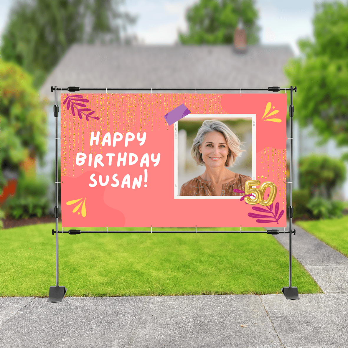 Verjaardagsspandoek met roze achtergrond, foto van Susan, confetti, kleurrijke versiering en tekst 'Happy Birthday Susan!' met gouden balloncijfer 50