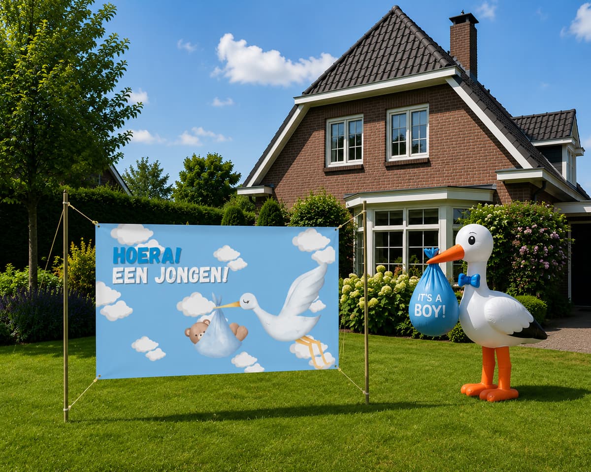 Geboorte-spandoek van een jongen. Het is een blauw spandoek met een ooievaar die vliegt.