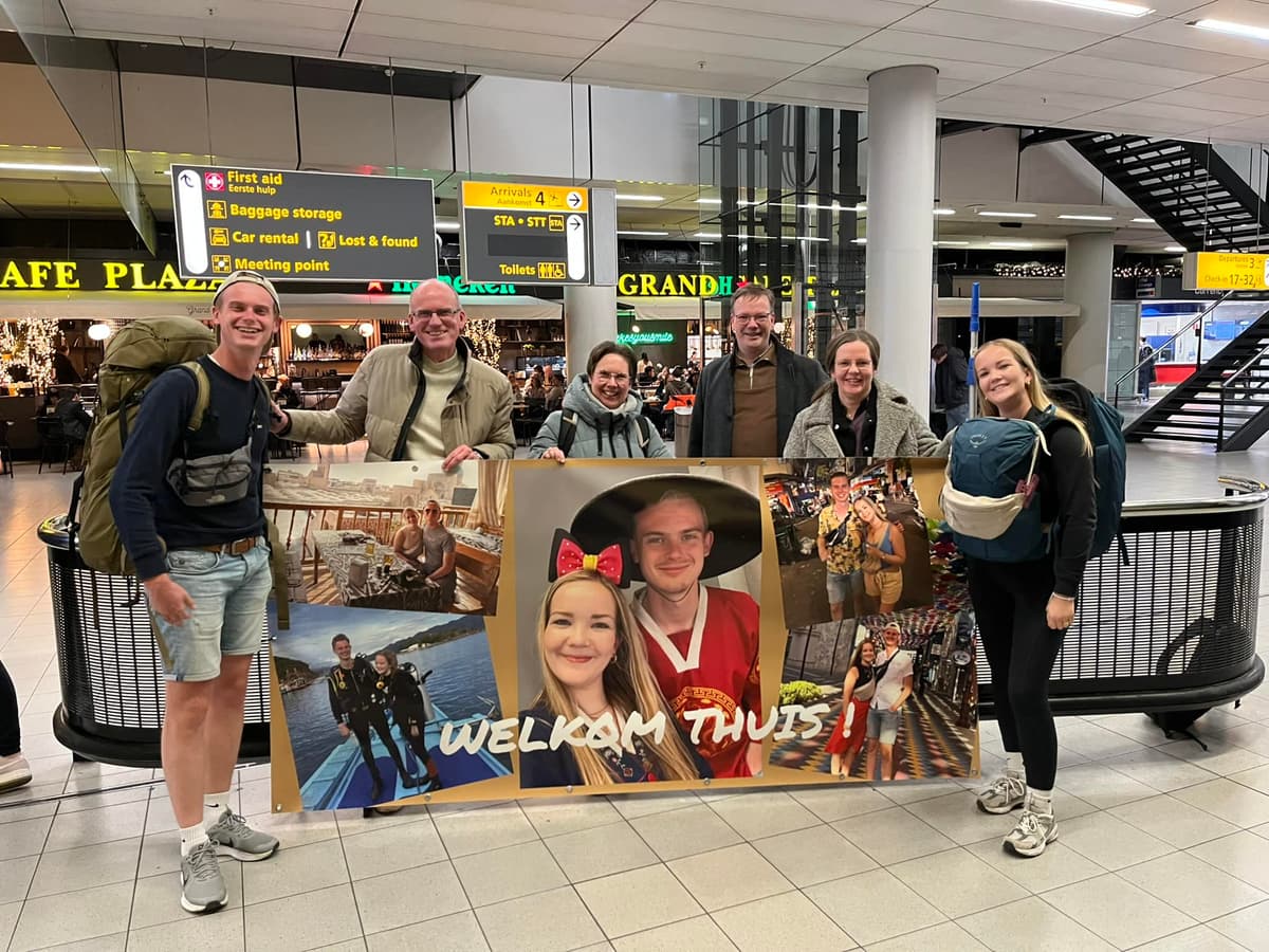 Welkom thuis spandoek op het vliegveld
