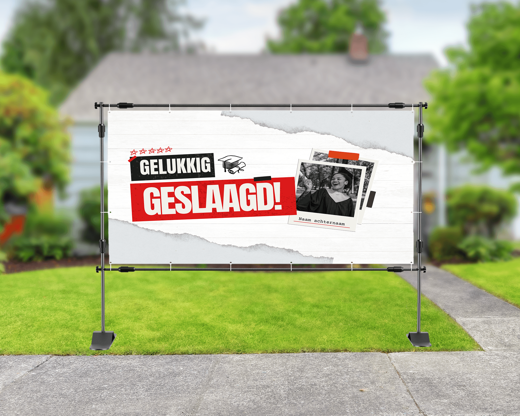 Spandoek met witte achtergrond en de tekst 'Gelukkig Geslaagd!' met afstudeerhoedjes erbij.