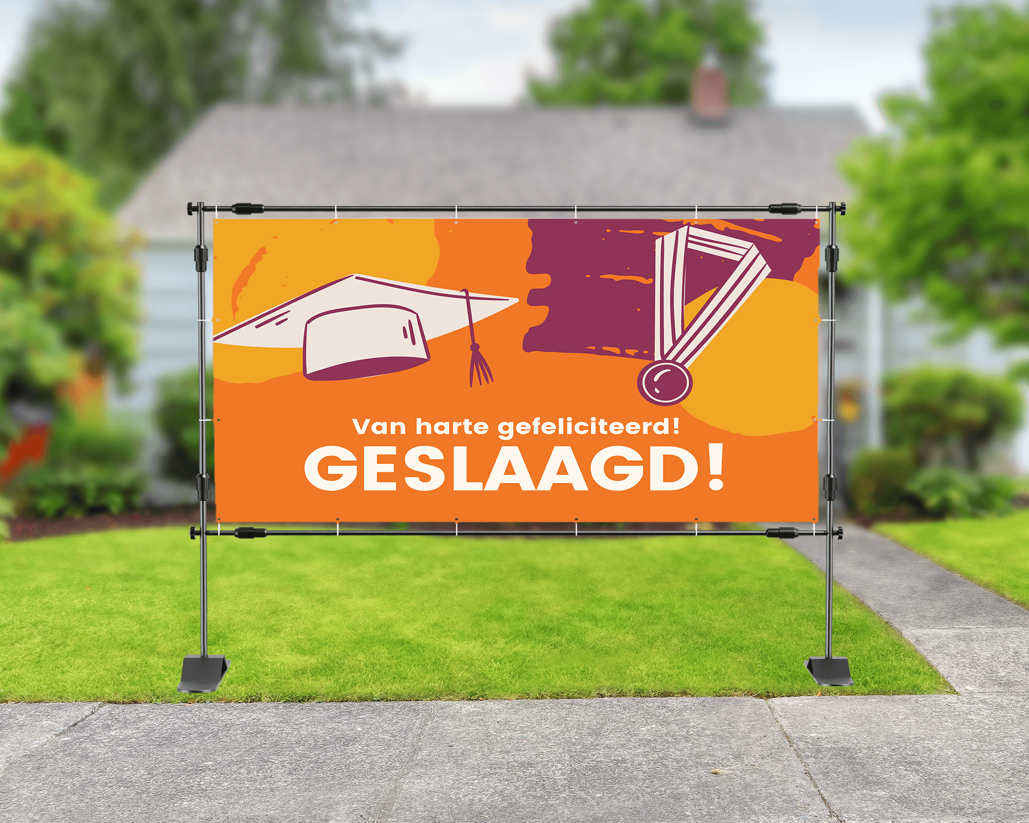 Spandoek met oranje achtergrond en de tekst 'Gefeliciteerd!' in een diploma thema.