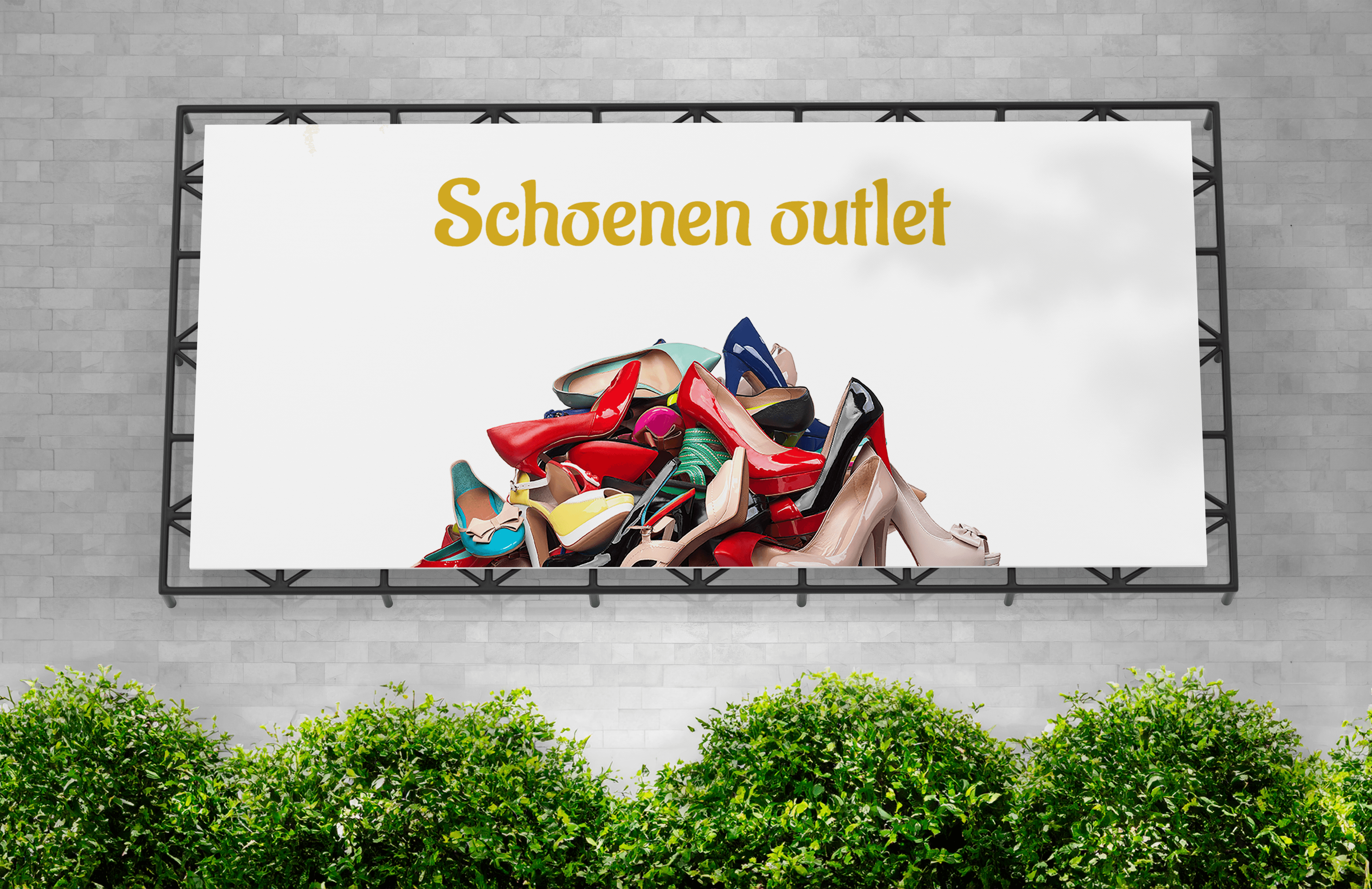 **Spandoek reclame met de tekst "Schoenen outlet" en een grote stapel kleurrijke damesschoenen op een witte achtergrond, bevestigd aan een gevelmuur boven een groene haag.**    Laat het weten als je ook een kortere variant of SEO-versie nodig hebt.