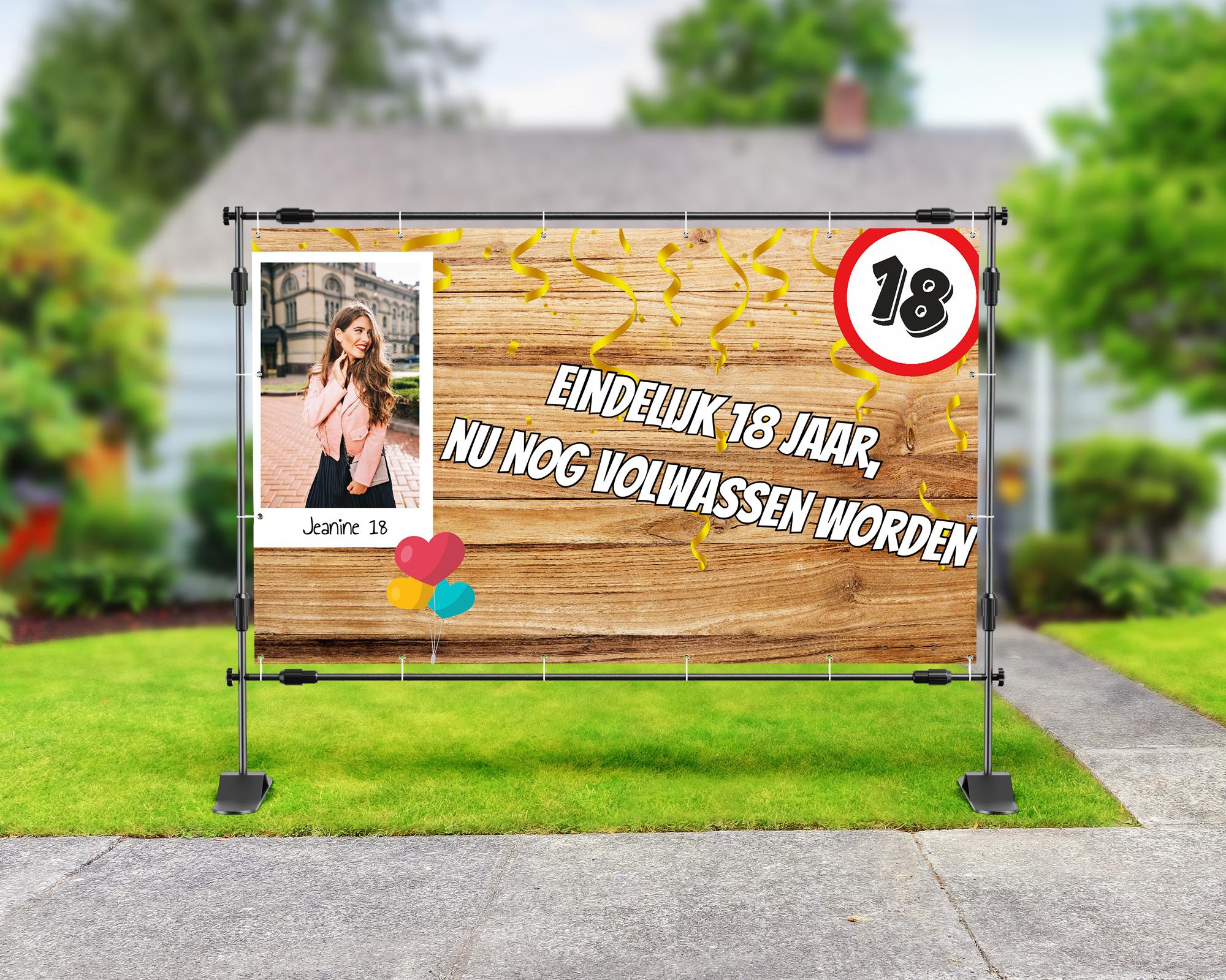 Spandoek 18 jaar met houtlook achtergrond, foto van meisje met naam Jeanine, tekst ‘Eindelijk 18 jaar, nu nog volwassen worden’, met ballonnen en verkeersbord