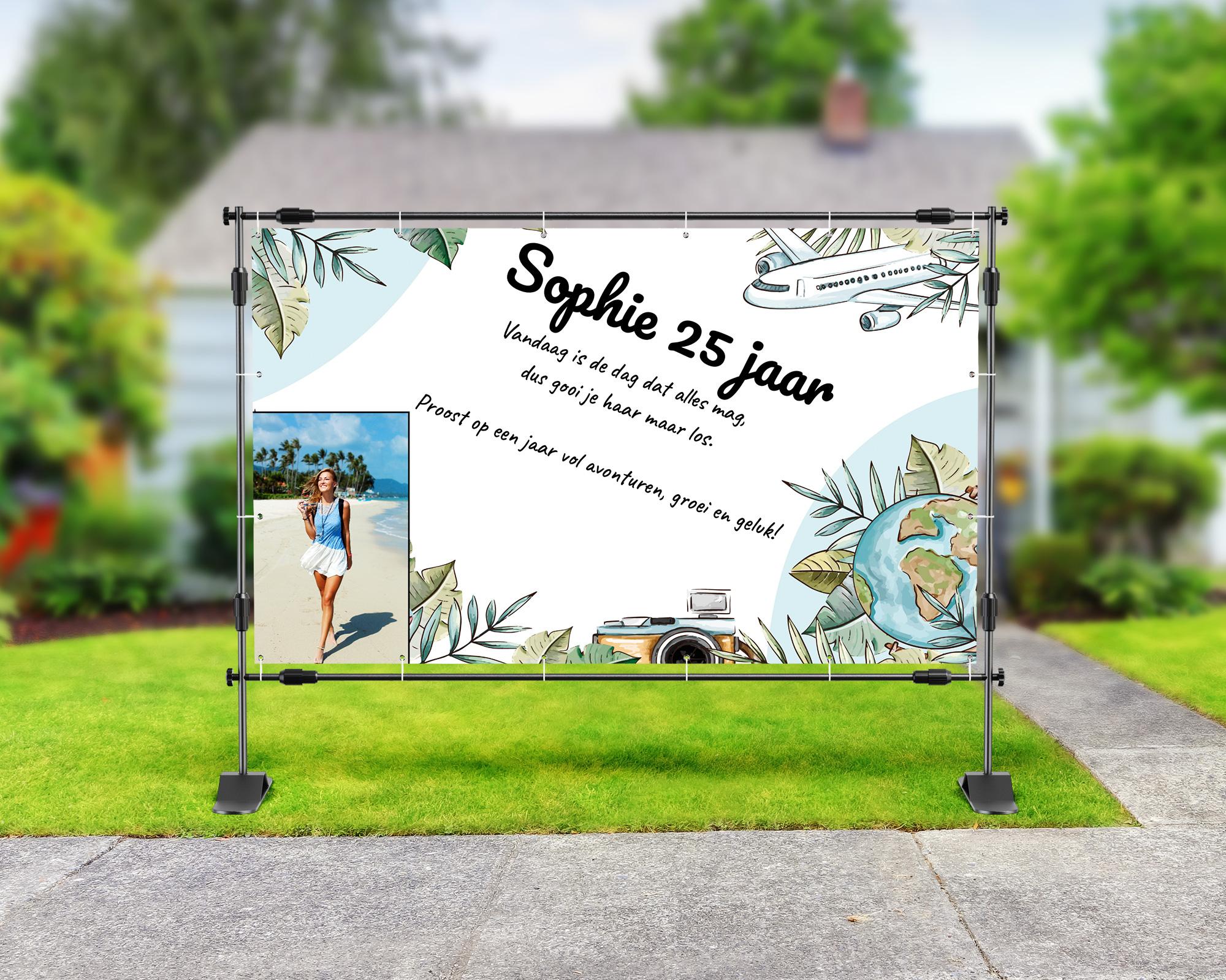 Tropisch spandoek 25 jaar met foto van vrouw op strand, illustraties van wereldbol, vliegtuig en camera, tekst: 'Sophie 25 jaar'