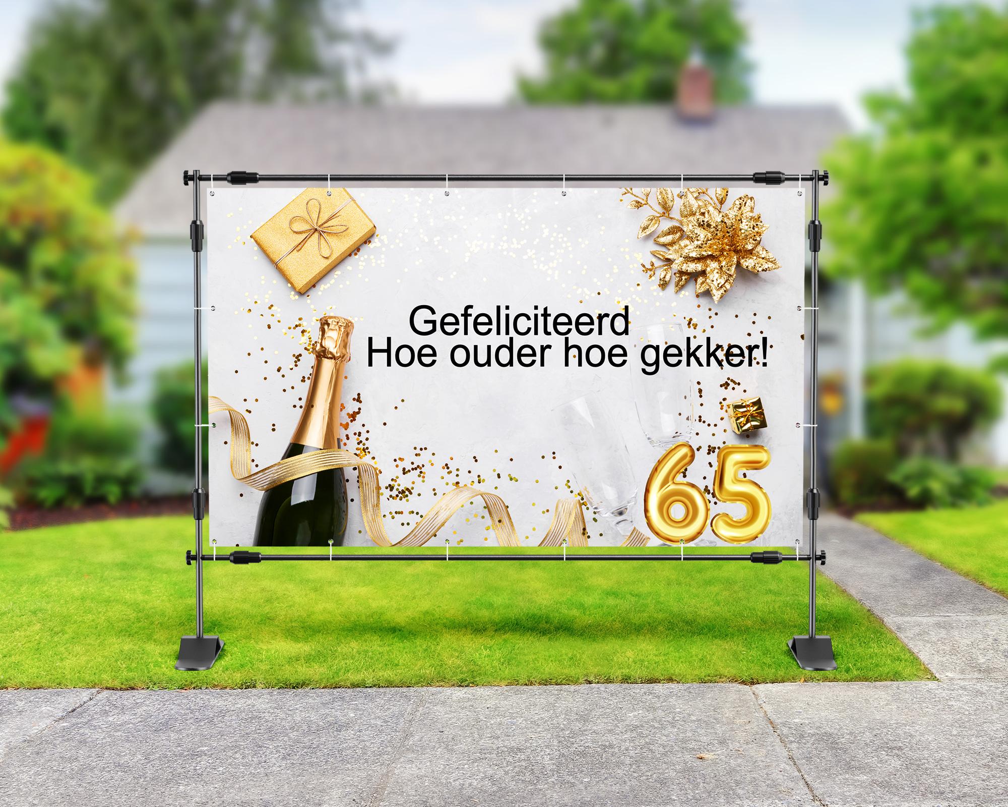 Spandoek 65 jaar met champagnefles, gouden decoratie, tekst 'Gefeliciteerd, hoe ouder hoe gekker!' en gouden cijfers 65