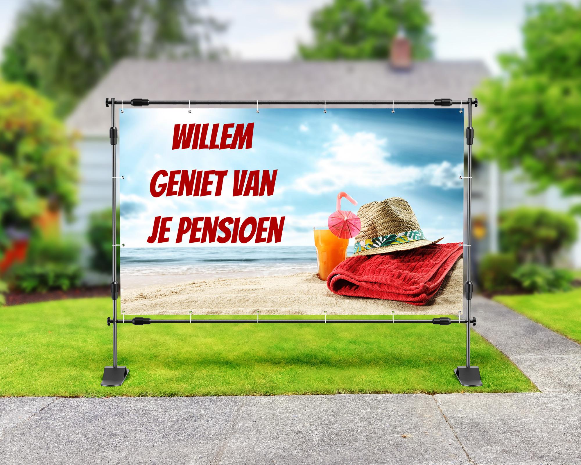 Spandoek pensioen met de tekst "Willem geniet van je pensioen" op een zomers stranddecor met een hoed, handdoek en drankje op het zand.