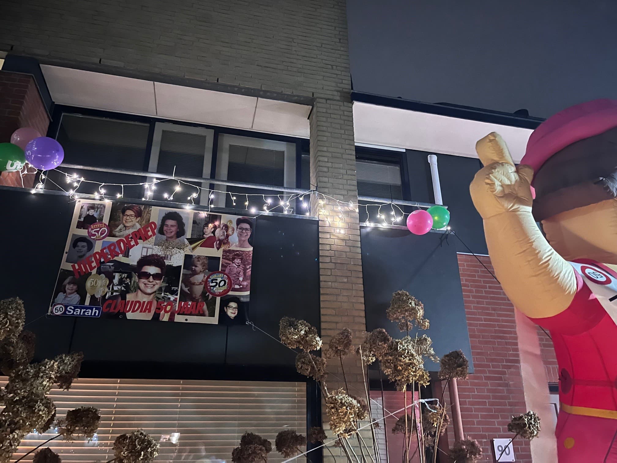 Sarah spandoek opgehangen aan een balkon