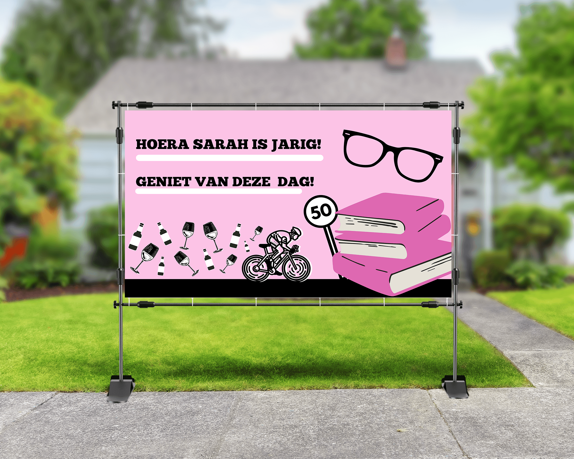 Spandoek voor 50e verjaardag met tekst ‘Hoera Petra is jarig!’, foto van jarige vrouw, fietsillustratie, boeken, wijn- en bierglazen