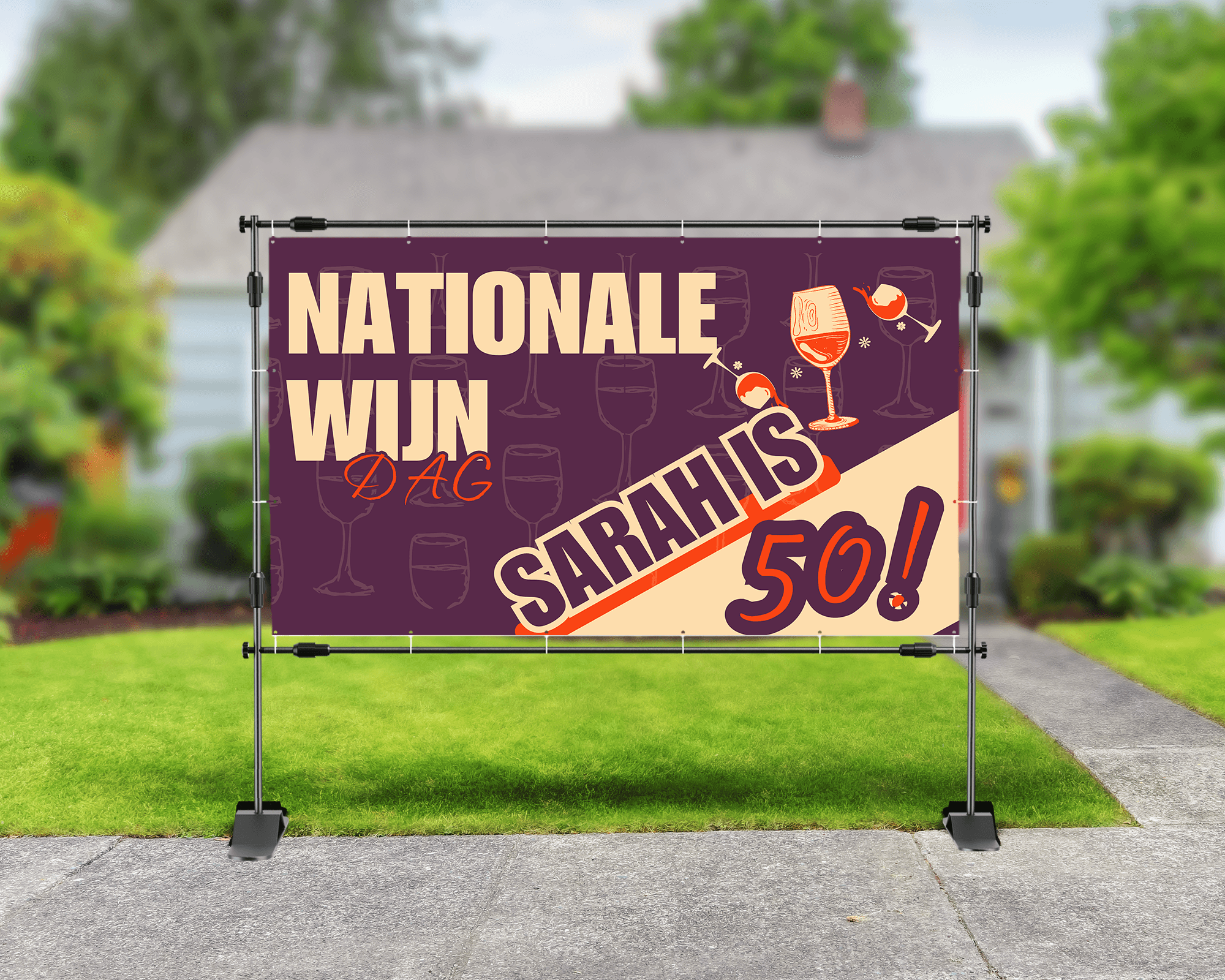 Spandoek met tekst ‘Nationale Wijndag – Petra is 50!’, met foto van jarige vrouw, speelse wijnillustraties en feestelijke kleuren