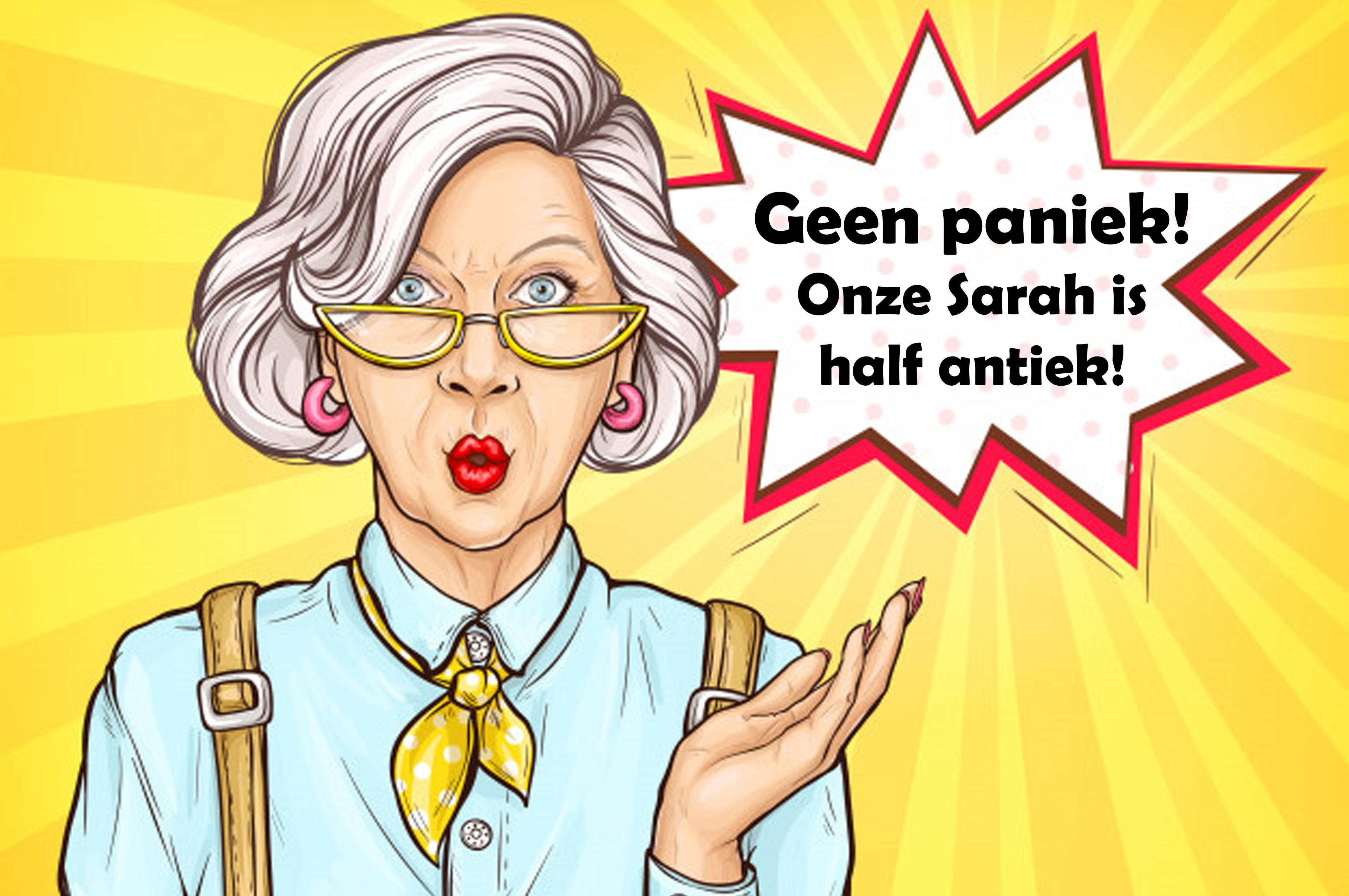 Spandoek Sarah met cartoonachtige vrouw, gele achtergrond en de tekst: “Geen paniek! Onze Sarah is half antiek!” in een opvallende tekstballon.