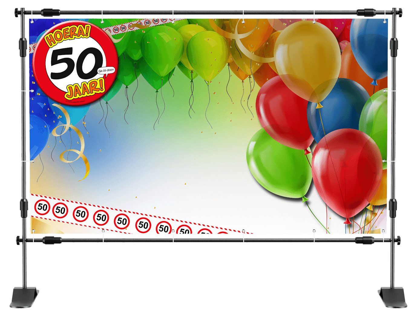 Spandoek 50 jaar met kleurrijke ballonnen, tekst 'Hoera! 50 jaar!', verkeersbord en feestdecoratie op achtergrond