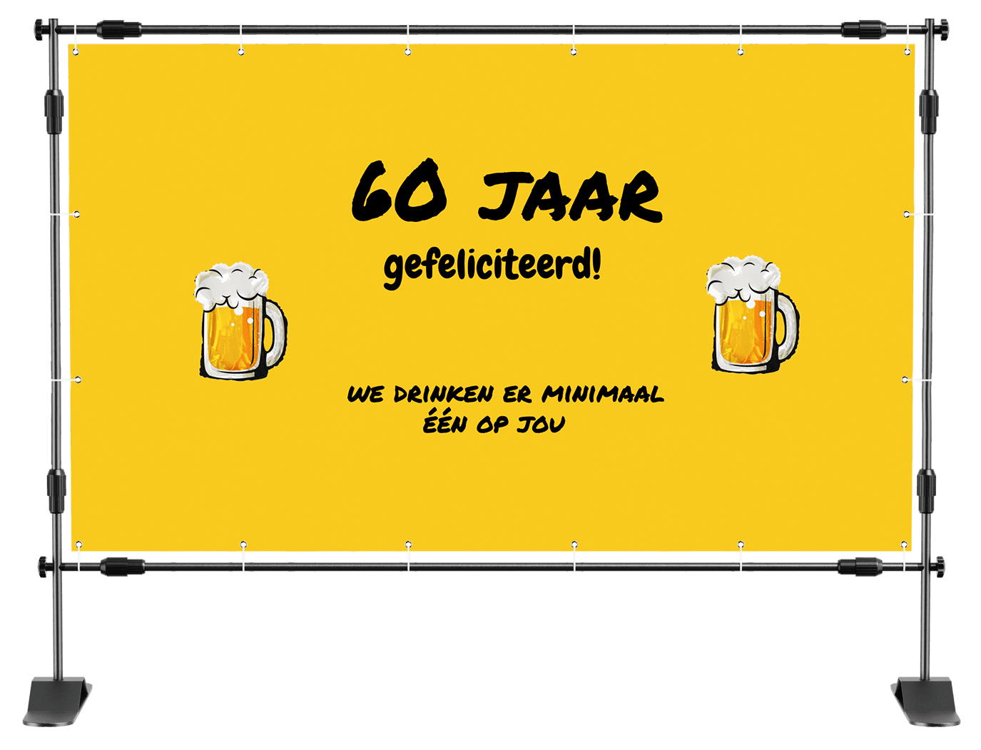 Spandoek 60 jaar met gele achtergrond, tekst 'Gefeliciteerd! We drinken er minimaal één op jou', illustraties van bierglazen