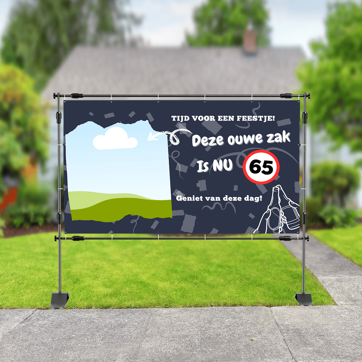 Spandoek in tuin met schetsachtige illustraties, confetti en tekst: 'Tijd voor een feestje! Deze ouwe zak is nu 65. Geniet van deze dag'