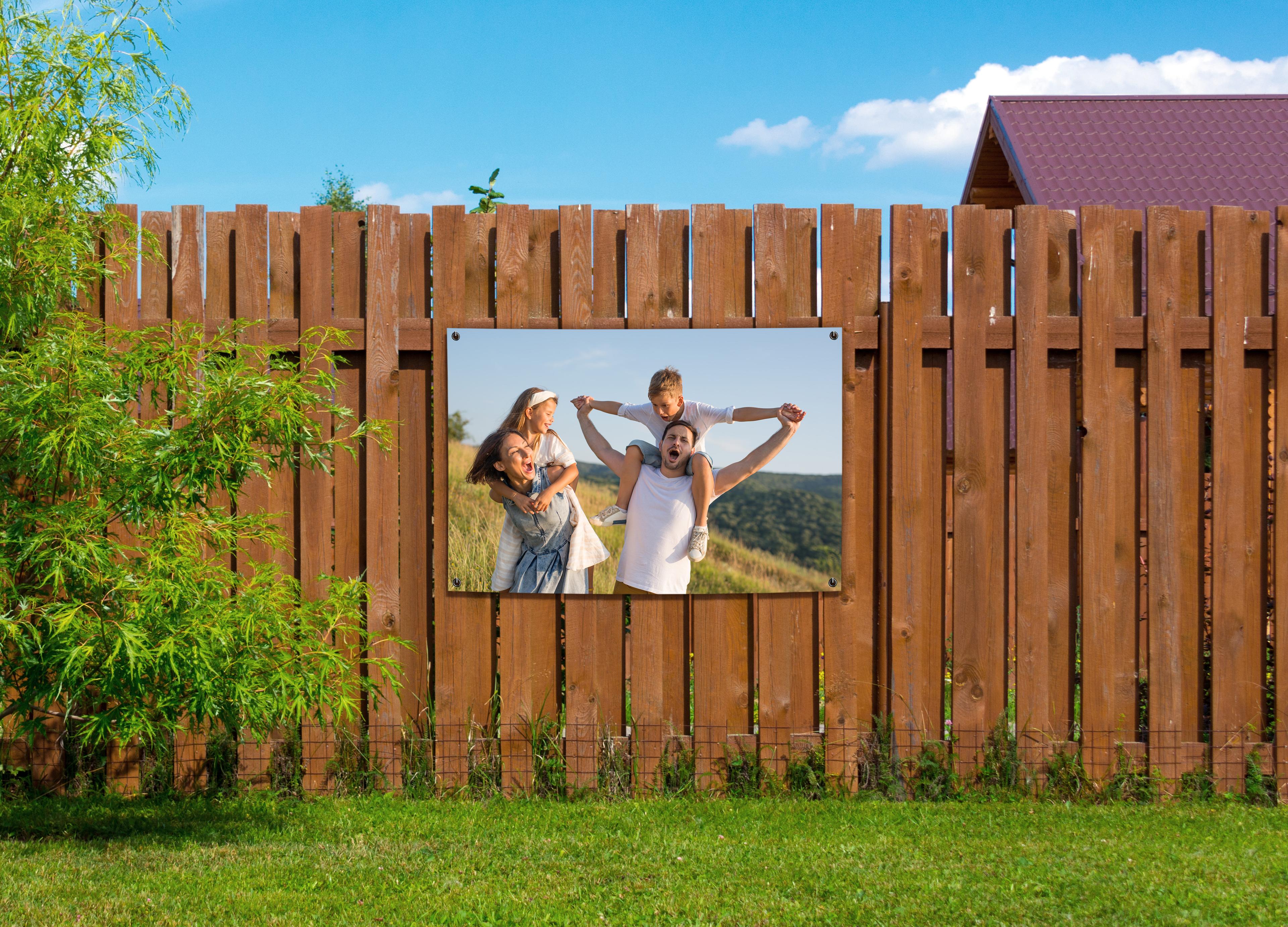 Tuinposter nodig – Stralende familieposter in de natuur, perfect voor een persoonlijke touch aan je schutting of tuinmuur.