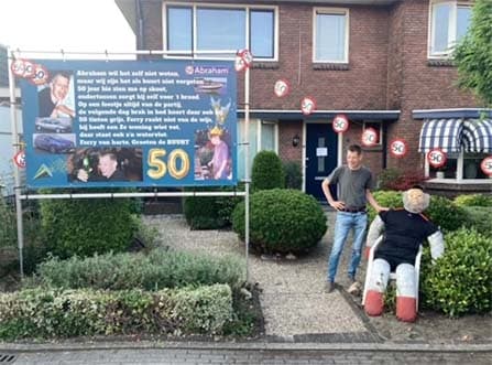 Het huis van een Abraham is versierd met meerdere Abraham spandoeken en slingers.