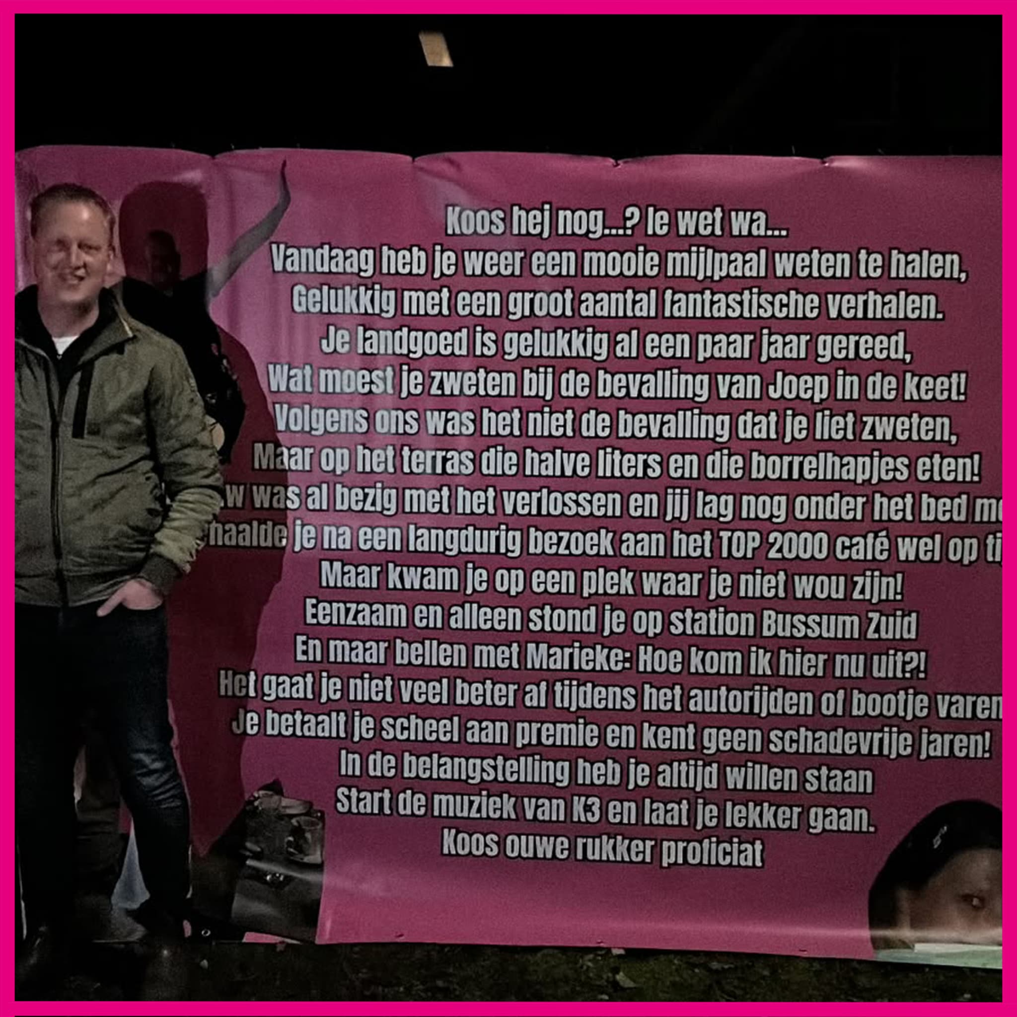 Abraham 50 jaar spandoek in een versierde tuin in Manderveen