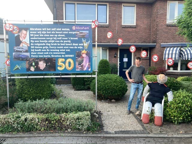 Abraham spandoek voor een 50e verjaardag in de voortuin