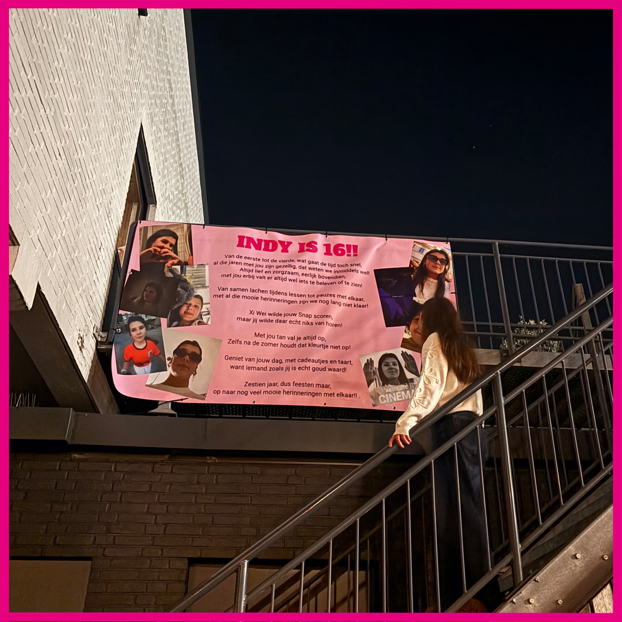 Verjaardag spandoek 16 jaar op een hek vastgemaakt in Hengelo