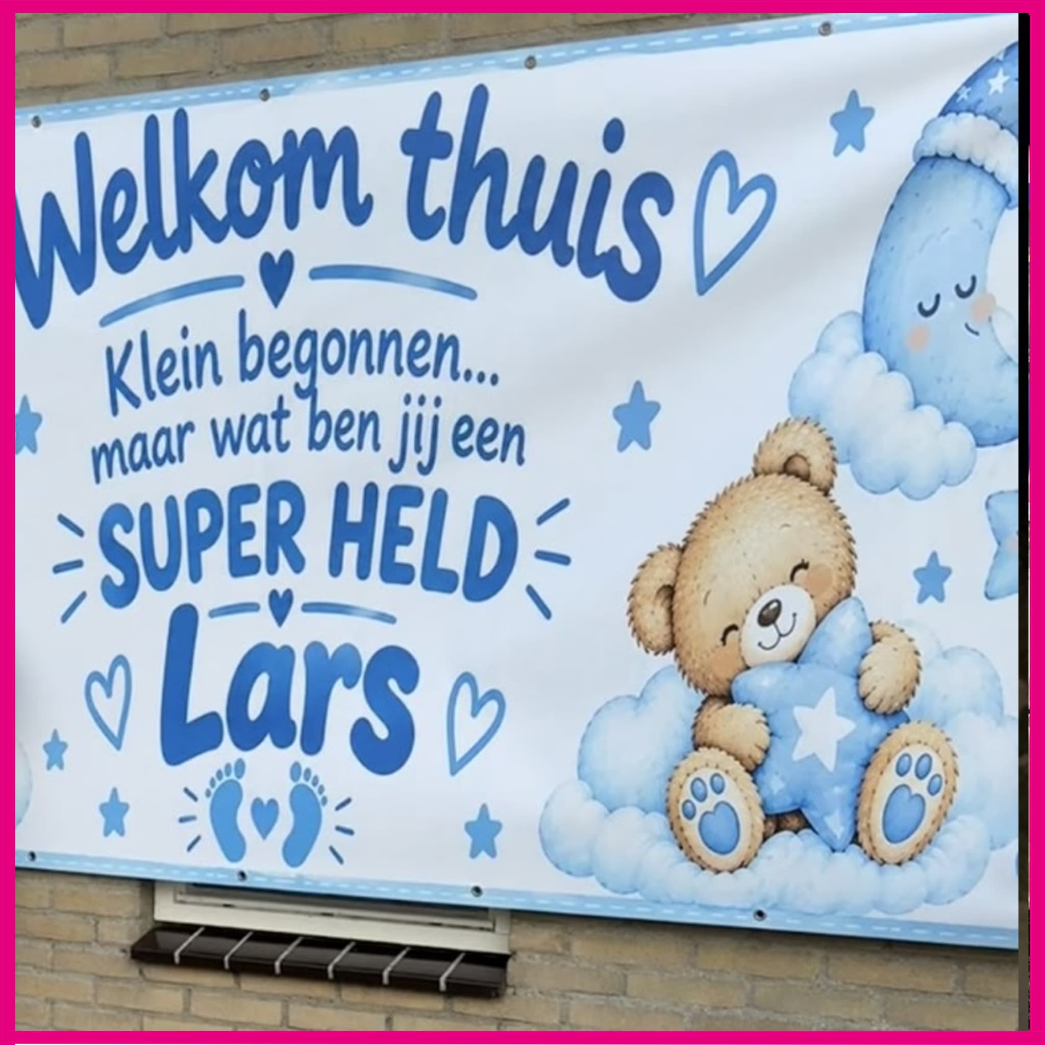 Welkom thuis spandoek geplaatst tegen een muur in Drachten