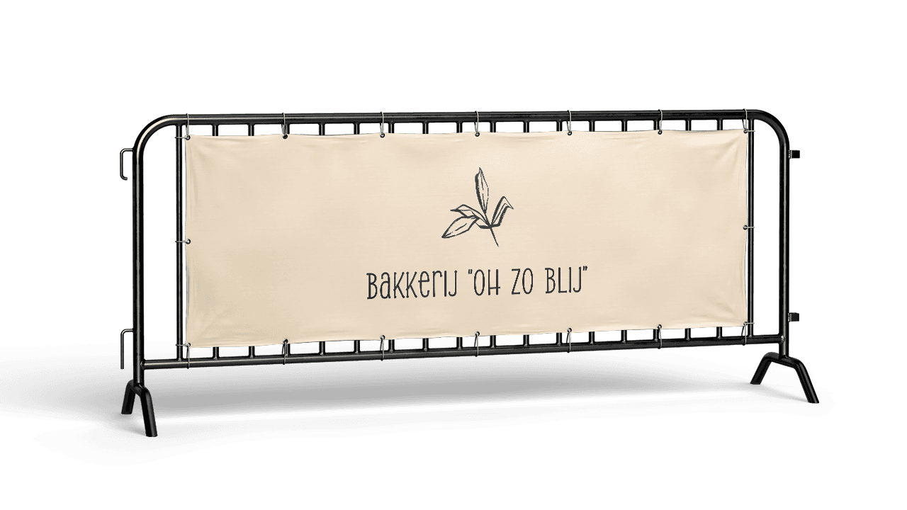 Spandoek dranghek met de tekst 'ENTREE' in zwarte hoofdletters, bevestigd aan een metalen hek op een grasveld bij een tent.